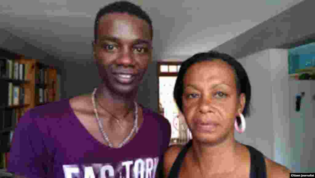  Yasser Rivero junto a su mamá Jacqueline Boni