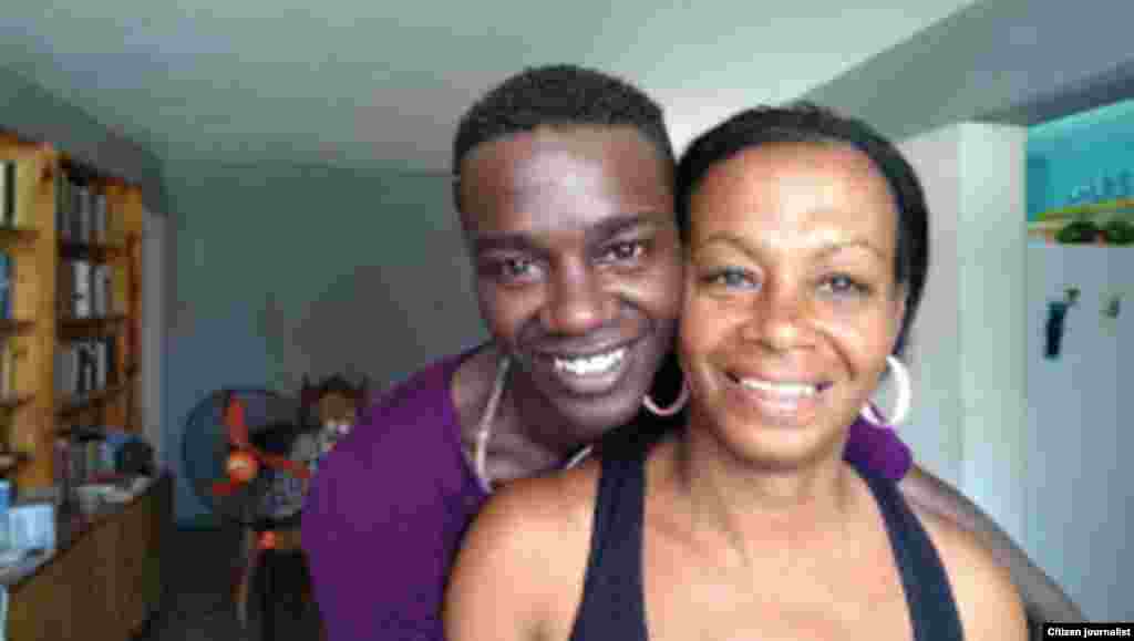  Yasser Rivero junto a su mamá Jacqueline Boni
